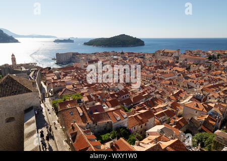 Dubrovnik Croazia; Cityscape vista da Fort Minceta sulla parete, attraverso Dubrovnik Città Vecchia a isola di Lokrum e la costa dalmata, Dubrovnik Croazia Foto Stock