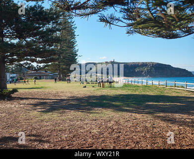 Palm Beach in una giornata di sole con equipaggio di Home & Away preparazione al film una scena e Barrenjoey in testa la distanza, Nuovo Galles del Sud, Australia Foto Stock