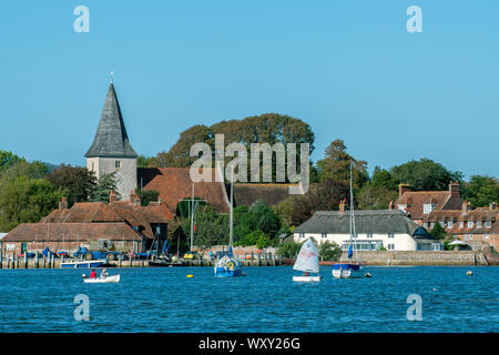 Alta Marea nel pittoresco villaggio di Bosham mostra la chiesa della Santa Trinità, porto di Chichester, West Sussex, in Inghilterra, Regno Unito Foto Stock