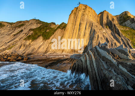 Flysch, Spiaggia di Itzurun, una sequenza di roccia sedimentaria strati, al tramonto, Zumaia, Paesi Baschi Foto Stock