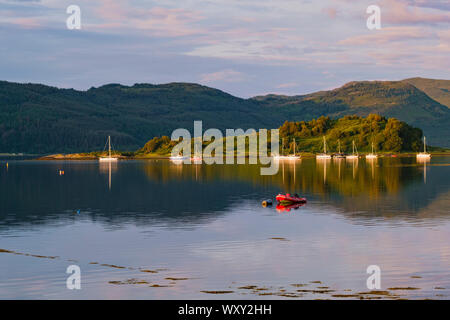 Loch Carron dal villaggio di Lochcarron, Wester Ross, Highlands della Scozia. Barche e yacht con Slumbay isola. Foto Stock