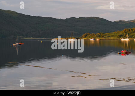 Loch Carron dal villaggio di Lochcarron, Wester Ross, Highlands della Scozia. Barche e yacht con Slumbay isola. Foto Stock