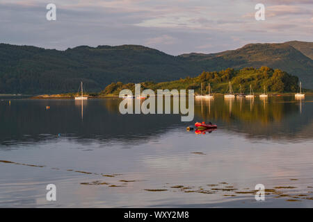 Loch Carron dal villaggio di Lochcarron, Wester Ross, Highlands della Scozia. Barche e yacht con Slumbay isola. Foto Stock