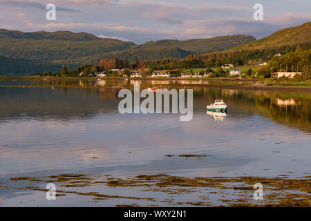 Loch Carron, dal villaggio di Lochcarron, Wester Ross, Highlands della Scozia, con le case di Dail aChladaich sulla riva Foto Stock