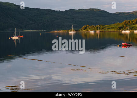 Loch Carron dal villaggio di Lochcarron, Wester Ross, Highlands della Scozia. Barche e yacht con Slumbay isola. Foto Stock