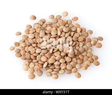 Cumulo di non cotti lenticchie verdi isolati su sfondo bianco Foto Stock