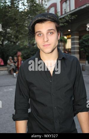 Settembre 18, 2019, Atene, Grecia: attore tedesco JONAS DASSLER iin centro di Atene. Jonas Dassler visita ad Atene per la premiere del movimento ''Il Guanto D'Oro" (Der goldene Handschuh) durante il venticinquesimo Athens International Film Festival. (Credito Immagine: © Aristidis VafeiadakisZUMA filo) Foto Stock