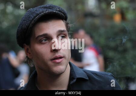 Settembre 18, 2019, Atene, Grecia: attore tedesco JONAS DASSLER iin centro di Atene. Jonas Dassler visita ad Atene per la premiere del movimento ''Il Guanto D'Oro" (Der goldene Handschuh) durante il venticinquesimo Athens International Film Festival. (Credito Immagine: © Aristidis VafeiadakisZUMA filo) Foto Stock