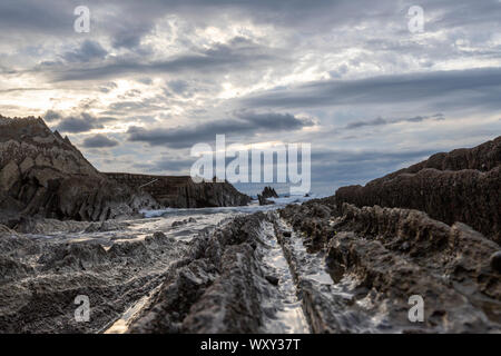 Flysch, Spiaggia di Itzurun, una sequenza di roccia sedimentaria strati, Zumaia, Paesi Baschi Foto Stock