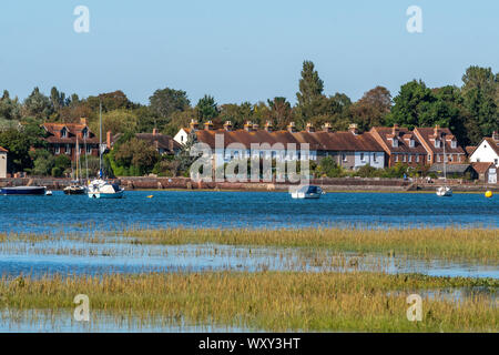 Tipico West Sussex cottage sul bordo dell'acqua nel porto pittoresco villaggio di Bosham, porto di Chichester, West Sussex, in Inghilterra, Regno Unito Foto Stock