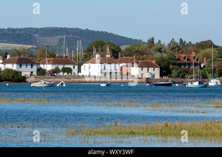 Tipico West Sussex cottage sul bordo dell'acqua nel porto pittoresco villaggio di Bosham, porto di Chichester, West Sussex, in Inghilterra, Regno Unito Foto Stock