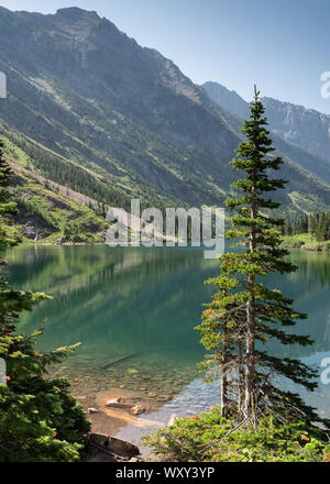 Bertha lake, il paesaggio del Parco Nazionale dei laghi di Waterton con cielo blu, Alberta, Canada Foto Stock