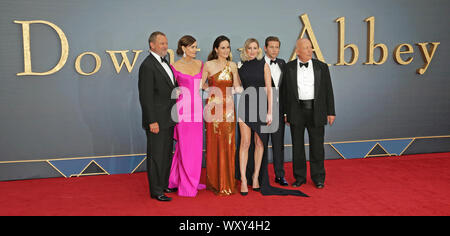 Hugh Bonneville Elizabeth Mcgovern Michelle Dockery Laura Carmichael Allen Leech Julian Fellowes Cavendish Abbey Film mondo Premier Foto Stock