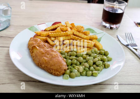 Semplice pranzo Cafe, scaglie di pesce e piselli Foto Stock