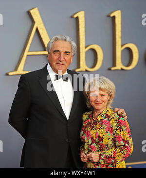 Jim Carter e Imelda Staunton Cavendish Abbey Film mondo Premier Foto Stock