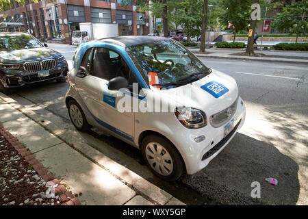 Auto 2 go autonoleggio regime auto con i biglietti per il parcheggio sotto la spazzola del tergicristallo sulla finestra parcheggiato nella zona di pulizia nel centro cittadino di Chicago in Illinois negli Stati Uniti Foto Stock