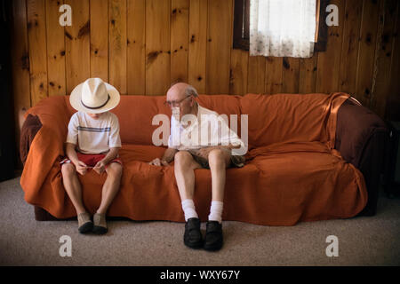 Il bambino e il nonno sul lettino Foto Stock