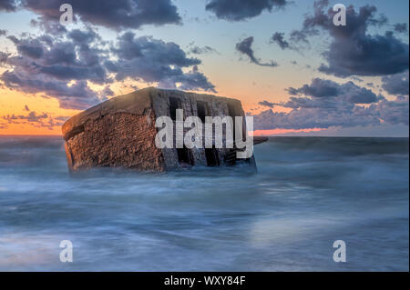 Rovine di bunker sulla spiaggia del Mar Baltico, parte di un antico fortilizio nella ex base sovietica Karosta a Liepaja, Lettonia Foto Stock