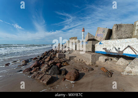 Il lapidato shore vicino al faro. Lettonia Foto Stock