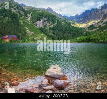 Lago di montagna (Popradske Pleso) in Alti Tatra National Park, Slovacchia Foto Stock