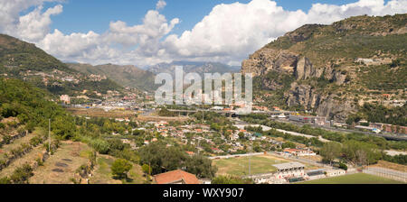 Vista panoramica del fiume Roia valley visto da Ventimiglia, Liguria, Italia, Europa Foto Stock