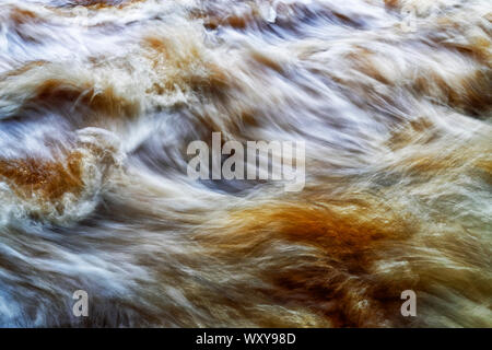 Una inquadratura ravvicinata del Fiume Washburn in Nidderdale quando il fiume è in piena portata a causa di acqua che viene rilasciato dal serbatoio Thruscross Foto Stock