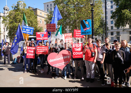 Gruppo di remainers nella parte anteriore del cabinet office con segni di denunciare il colpo di stato della proroga del parlamento . London, Regno Unito - XVIII Sep 2019 Foto Stock