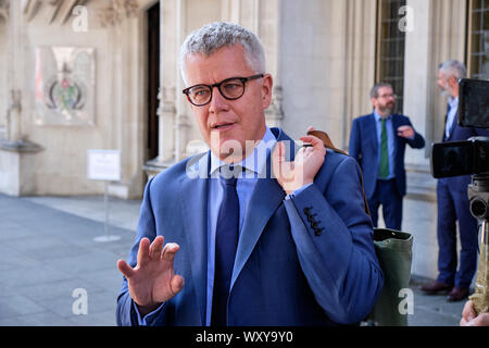 Jolyon Maugham QC parlando con folla davanti alla Corte Suprema Foto Stock