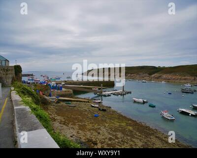 Le fond du Port du conquet un marée basse , avec ses bateaux de plaisance et une maison fortifie surplombant le port Foto Stock