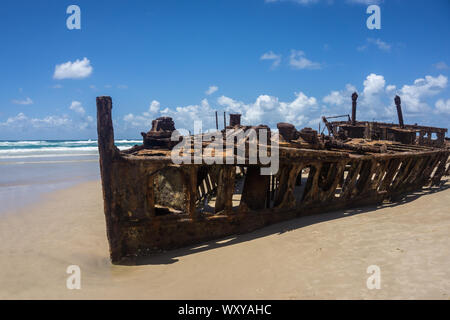 Rusty hulk della Nuova Zelanda nave ospedale SS il relitto della nave Maheno su Fraser Island, in Australia Foto Stock