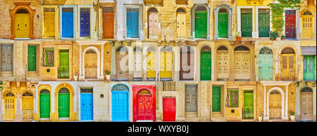 La compilazione di colorati porte in legno, tradizionale per case Maltese, modesto con decorazioni scolpite e manopola di vari battenti, trovata in diverse Foto Stock