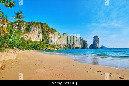 Panorama di Ao Nang costa dalla Spiaggia delle Scimmie, foderata con la giungla e calcare enormi formazioni rocciose, Krabi, Thailandia Foto Stock