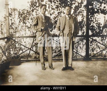Kermit Roosevelt con suo Padre Theodore Roosevelt, ritratto a figura intera in piedi sul portico, fotografia di Warrington Dawson, 1910 Foto Stock