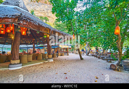 AO NANG, Tailandia - 25 Aprile 2019: Il bar della spiaggia in baita in legno è decorato con molte lanterne, rendendolo accogliente e romantico, il 25 aprile in Ao Nang Foto Stock