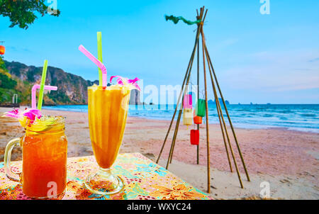 La sera Ao Nang Beach è il posto migliore per sorseggiare bevande rinfrescanti, cocktail, frullati di frutta con una vista su dolci di marea e lanterne colorate su th Foto Stock