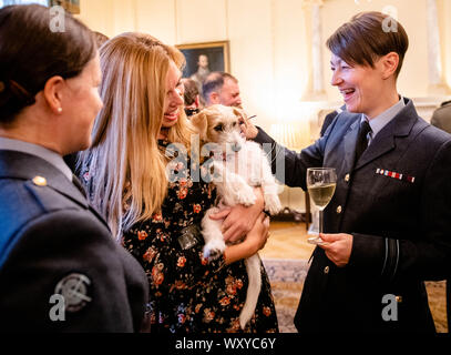 È sotto embargo per 2230 Mercoledì 18 Settembre il partner di primo ministro Boris Johnson, Carrie Symonds (centro sinistra), introduce gli ospiti a Dilyn Jack Russell, il loro cane, come il Primo Ministro ospita una reception militare a 10 Downing Street, Londra. Foto Stock