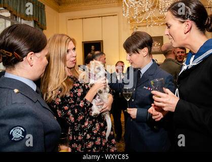 È sotto embargo per 2230 Mercoledì 18 Settembre il partner di primo ministro Boris Johnson, Carrie Symonds (centro sinistra), introduce gli ospiti a Dilyn Jack Russell, il loro cane, come il Primo Ministro ospita una reception militare a 10 Downing Street, Londra. Foto Stock