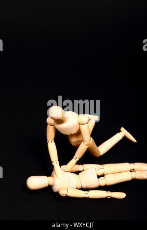 Immagine concettuale di manichini di legno somministrare la RCP rianimazione Foto Stock