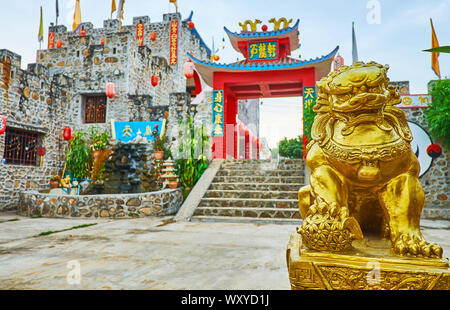 SANTICHON, Tailandia - 5 Maggio 2019: Piccoli golden foo cane (Imperial lion) custodisce il cancello del castello di cinesi di Yunnan villaggio culturale, il 5 di Maggio in Foto Stock