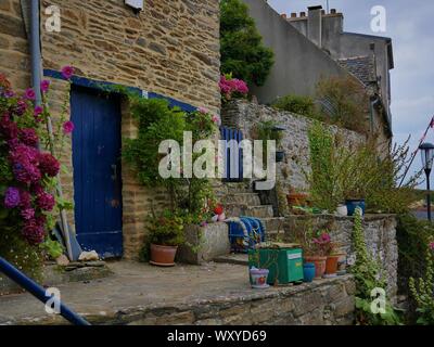 Maison bretonne fleurie d'le ortensie avec des accessoires de Peche au crustacés , toit en ardoise , casier de Peche , le conquet , Bretagne Foto Stock