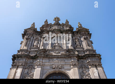 Ingresso alla chiesa di Torres dos Clerigos a Porto Foto Stock