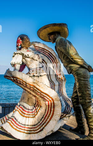 Sculture d'arte 'Bailarines de Vallarta' lungo il lungomare di malecon, Puerto Vallarta, Jalisco, Messico. Foto Stock