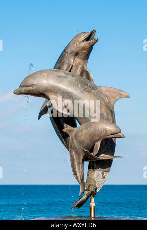 Amicizia scultura fontana sul Malecon boardwalk, Puerto Vallarta, Jalisco, Messico. Foto Stock