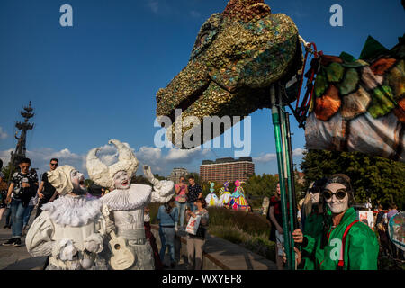 Il teatro di strada gli artisti in una performance durante il festival "persone brillanti in Muzeon parco del centro di Mosca, Russia Foto Stock