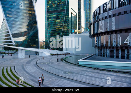 Mosca, Russia - 12 Settembre 2019: piazza nel centro business di Mosca, vetro facciate di edifici del centro business della città di Mosca Foto Stock