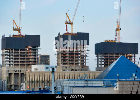 Vista dei siti di costruzione. Alti edifici in costruzione sul terrapieno Krasnopresnenskaya, Mosca, Russia Foto Stock