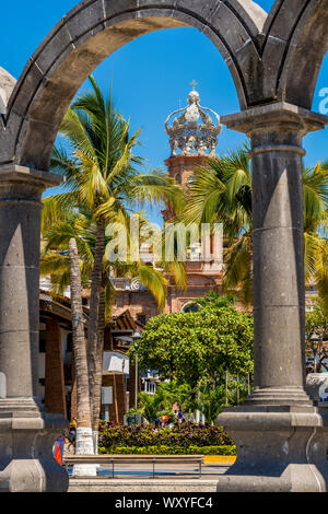 Nostra Signora di Guadalupe attraverso il Malecon archi, Puerto Vallarta, Jalisco, Messico. Foto Stock