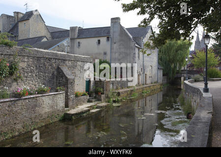 Bayeux, Francia - Agosto 14, 2016: Aure fiume nella vecchia città di Bayeux nel dipartimento di Calvados In Normandia, Francia Foto Stock