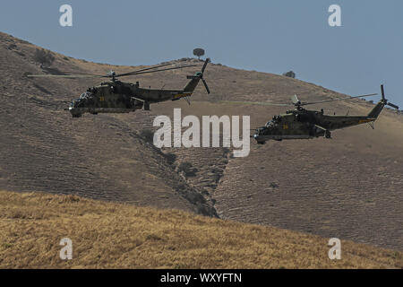 (190918) -- DUSHANBE, Sett. 18, 2019 (Xinhua) -- Mi-24 elicotteri volare alla posizione durante il centro-2019 esercitazione militare nella regione di Dushanbe, Tagikistan, sul Sett. 18, 2019. Tsentr-2019 (Centro-2019) esercitazioni militari che coinvolge otto paesi iniziata lunedì in Russia, Kazakistan e Tagikistan, Ministero della Difesa russo ha detto in una dichiarazione il martedì. Un totale di 128.000 truppe, più di 20.000 unità di armi ed equipaggiamenti militari, circa 600 velivoli e fino a 15 navi e navi di sostegno prenderà parte a trapani su diversi motivi di formazione nei tre paesi e la Caspi Foto Stock