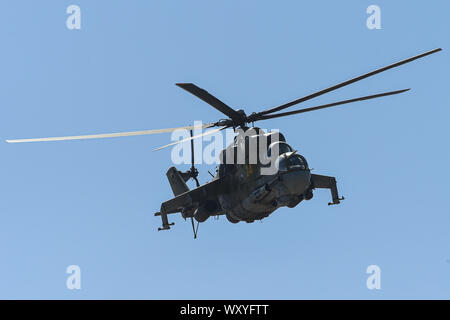 (190918) -- DUSHANBE, Sett. 18, 2019 (Xinhua) -- Un Mi-24 elicottero vola verso la posizione durante il centro-2019 esercitazione militare nella regione di Dushanbe, Tagikistan, sul Sett. 18, 2019. Tsentr-2019 (Centro-2019) esercitazioni militari che coinvolge otto paesi iniziata lunedì in Russia, Kazakistan e Tagikistan, Ministero della Difesa russo ha detto in una dichiarazione il martedì. Un totale di 128.000 truppe, più di 20.000 unità di armi ed equipaggiamenti militari, circa 600 velivoli e fino a 15 navi e navi di sostegno prenderà parte a trapani su diversi motivi di formazione nei tre paesi e la Ca Foto Stock